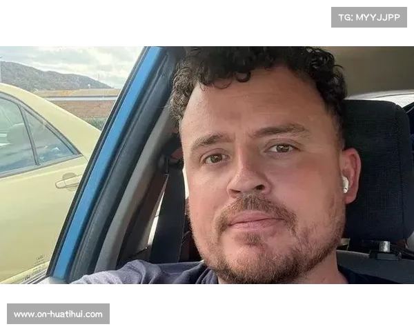 曼城俱乐部欧冠赛前悼念在西班牙不幸去世的忠实球迷